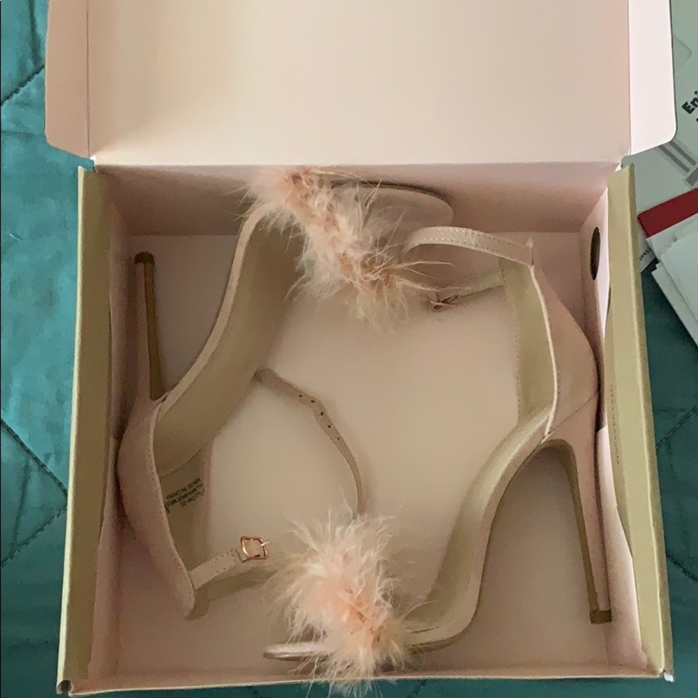 Size 6 fur heels